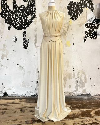 Šaty Aurum Solis Zlaté slunce...Luxusní, třpytivý vzhled šatů a jejich noblesní střih se hodí k exkluzivním společenským...