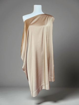 Zlaté koktejlky z umělého hedvábí, které září na každé akci – a klidně i ve spojení s kraťasy! Elegantní i ležérní, podle...